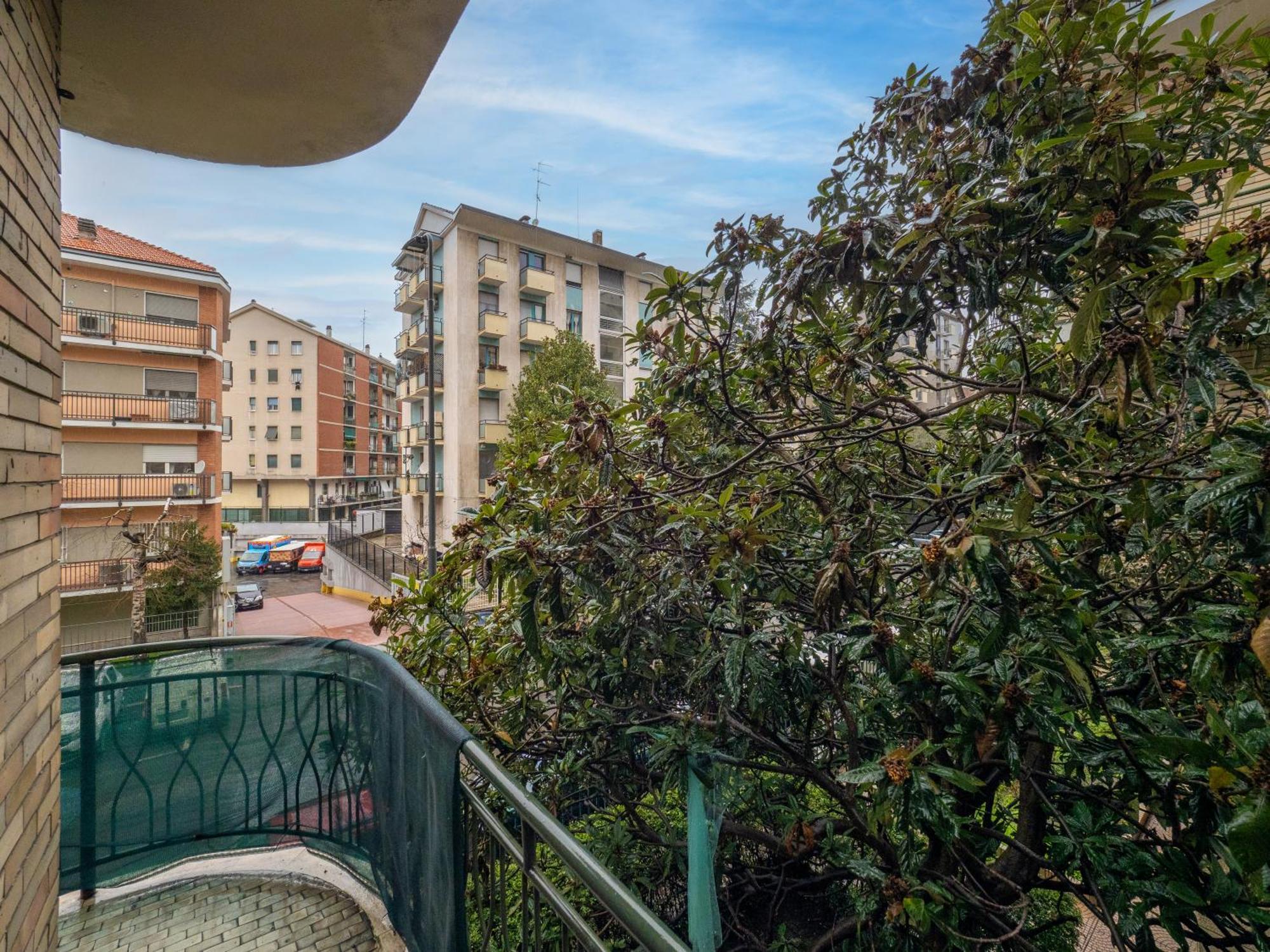 5 Guests - Modern With Balcony Apartment *