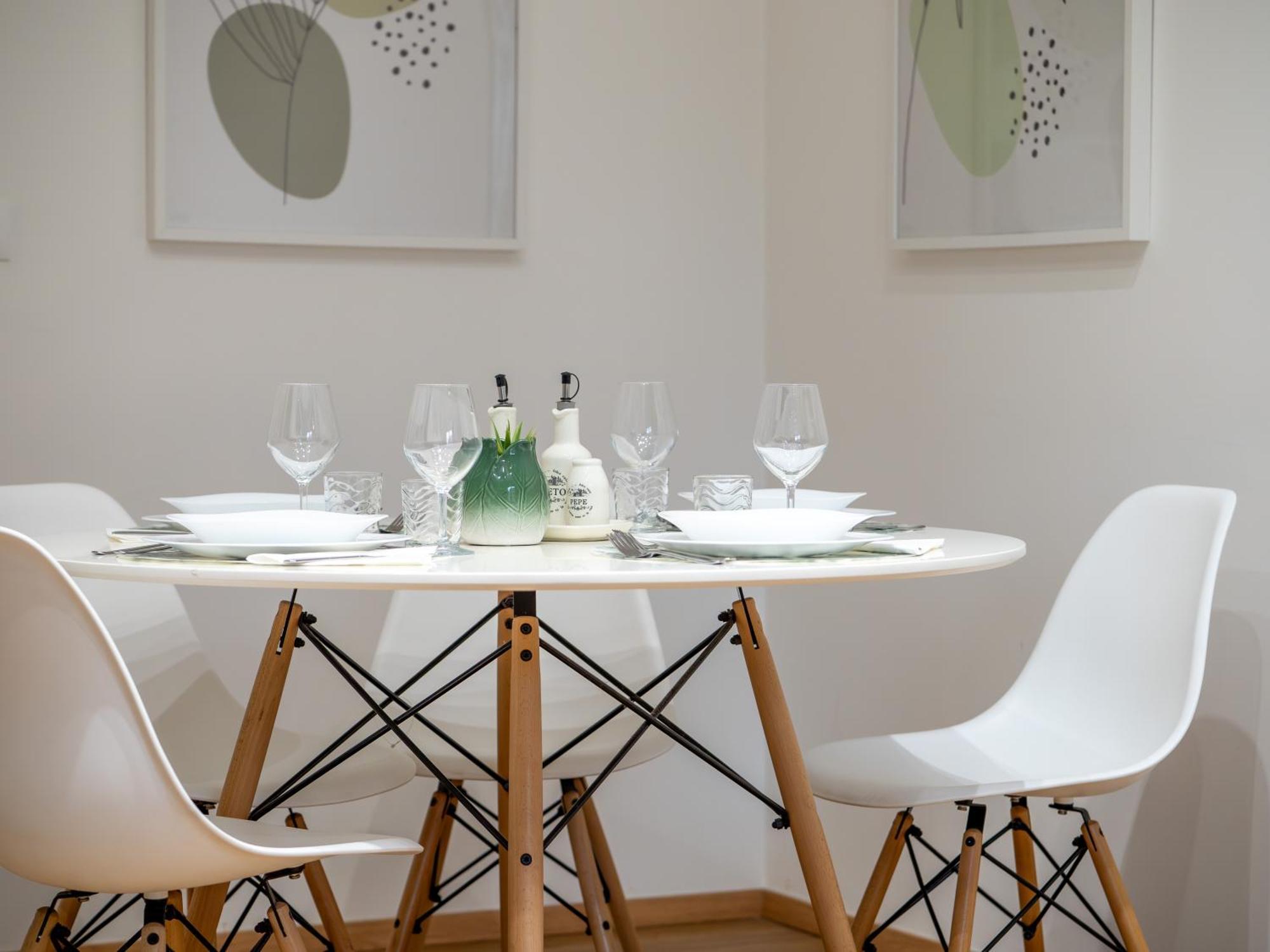 5 Guests - Modern With Balcony Apartment Milan