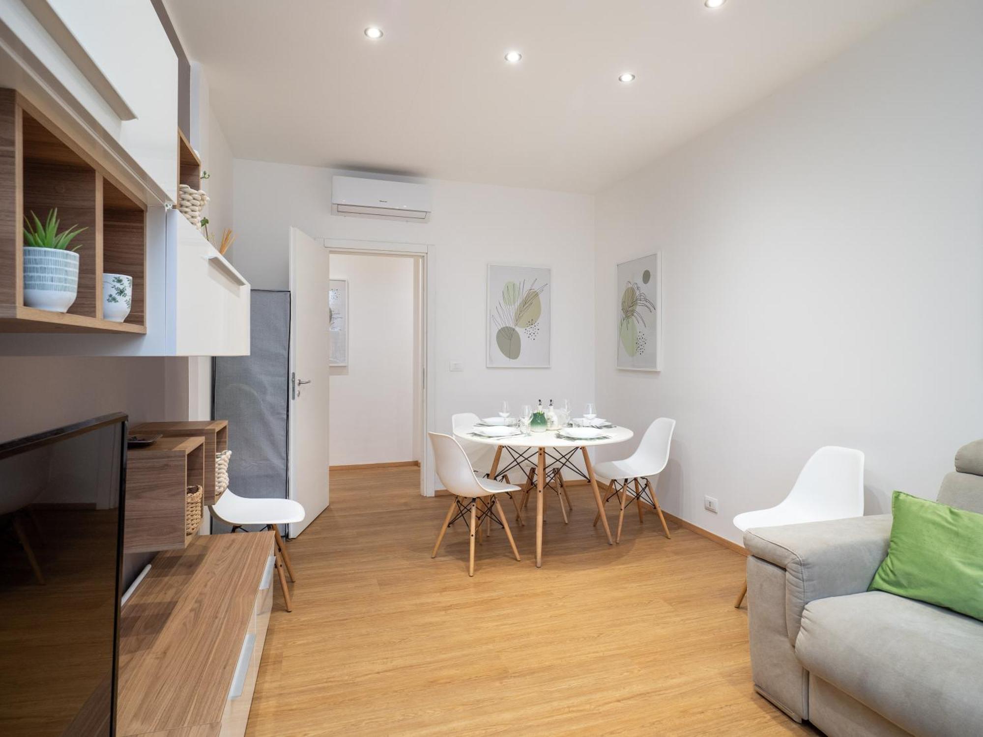 5 Guests - Modern With Balcony Apartment Milan
