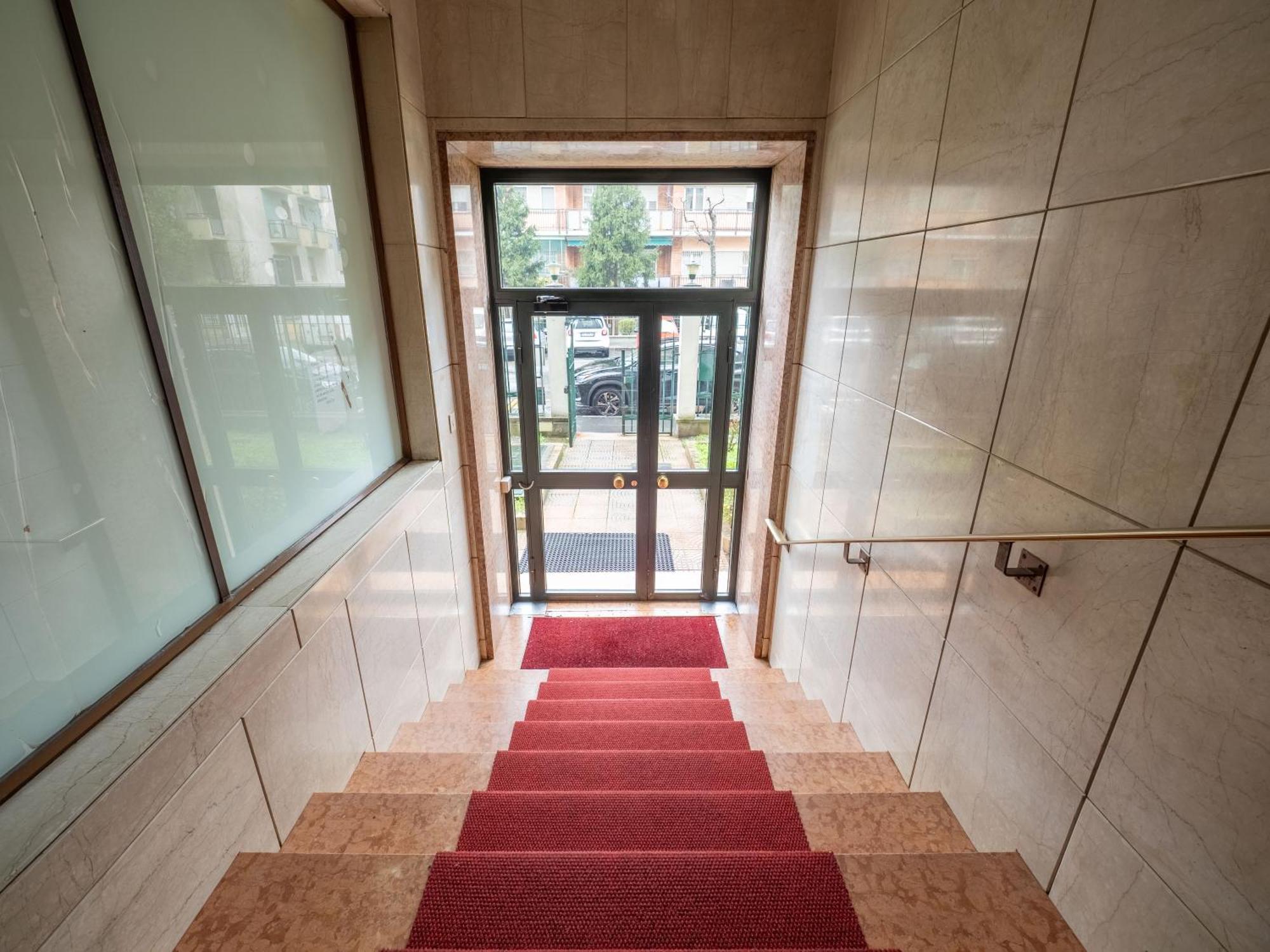 5 Guests - Modern With Balcony