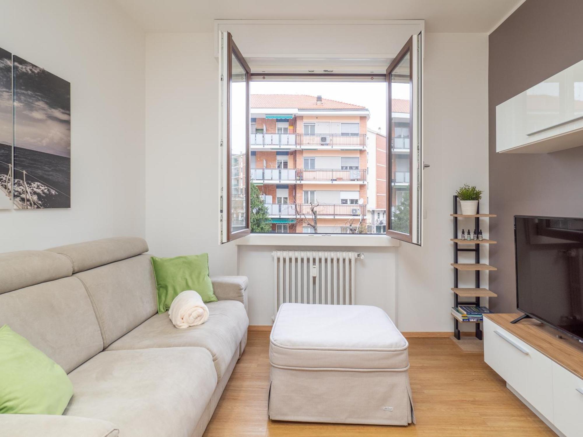 Apartment 5 Guests - Modern With Balcony *