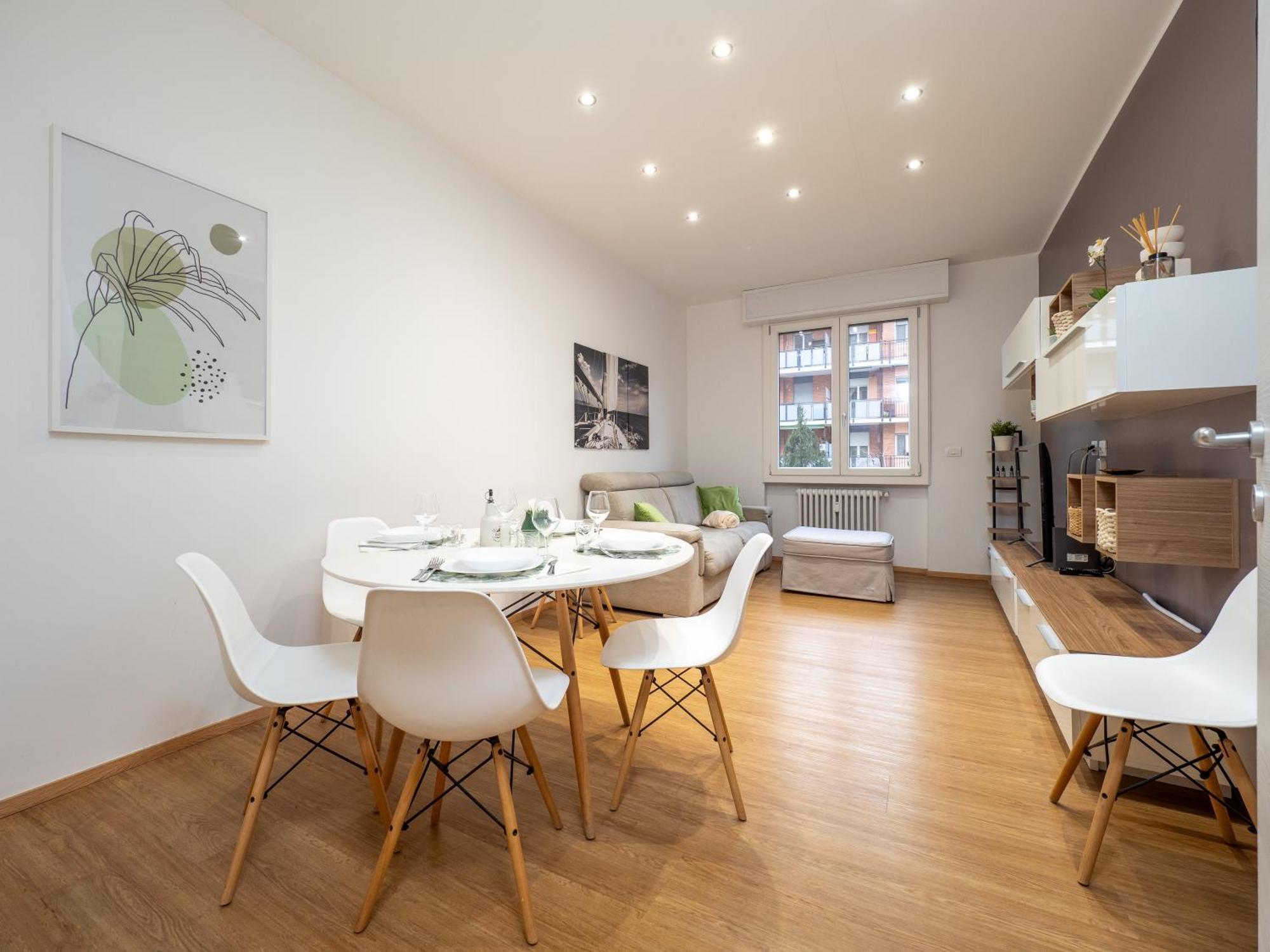 Apartment 5 Guests - Modern With Balcony *