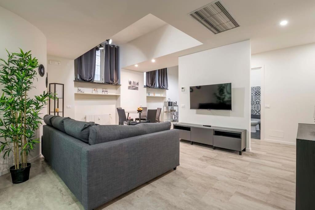 Comfortable 3 Bedrooms Few Steps From Duomo Apartment Mailand