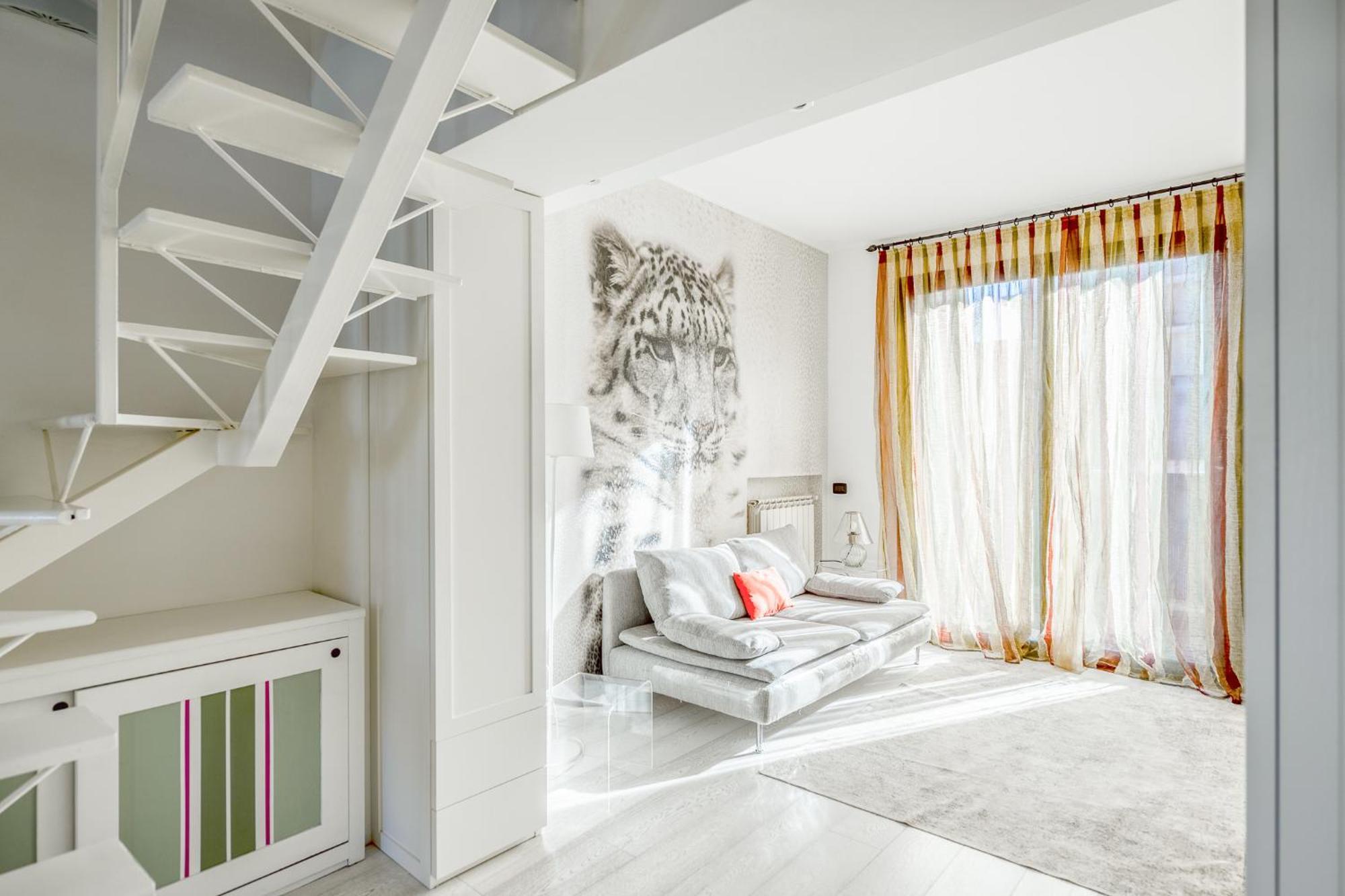 Bright Loft - Free Private Parking Apartment