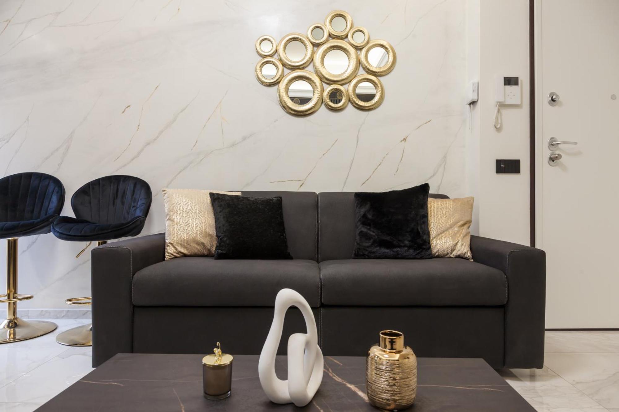 Italian Fashion - Luxurious Marble City Center Apartment