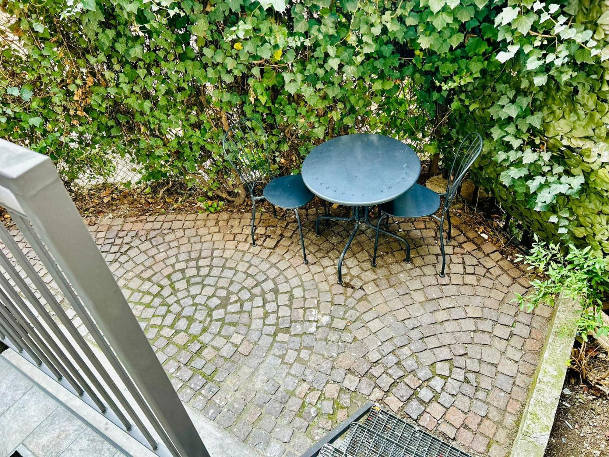 Lovely 2 With Small Garden Apartment