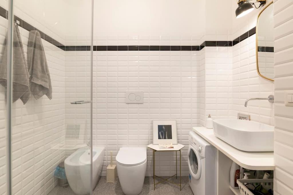 New Elegant Flat 3 Min From Station. Milão