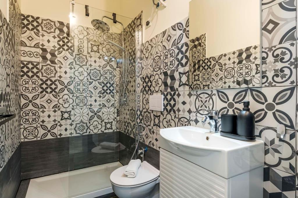 Comfortable 3 Bedrooms Few Steps From Duomo Apartment *