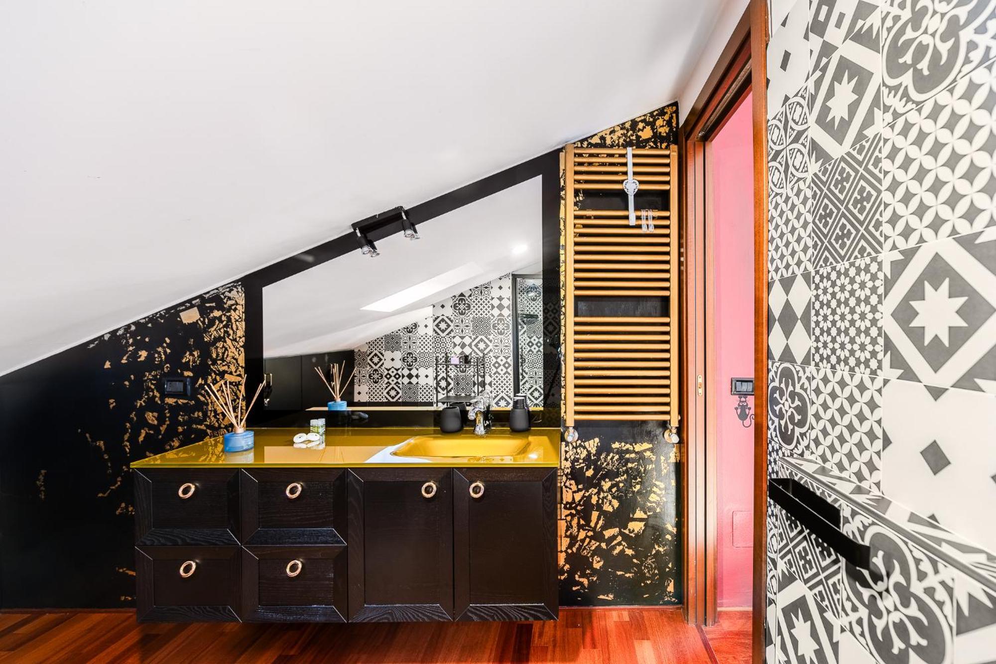 Bright Loft - Free Private Parking