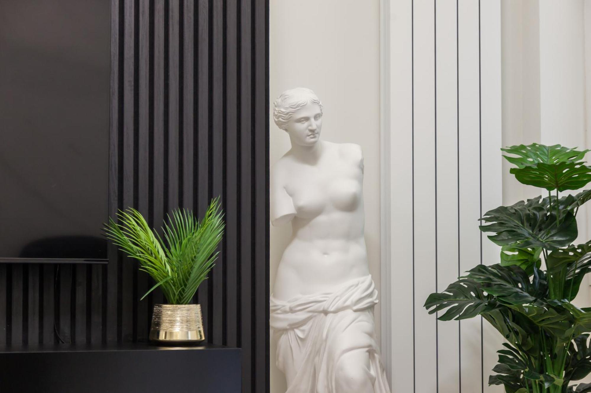 Italian Fashion - Luxurious Marble City Center Mailand