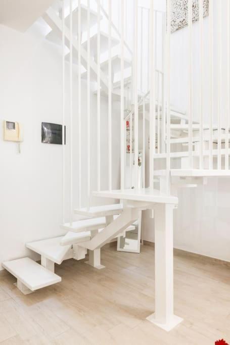 Elegant Triplex Townhouse With Luxe Terrace Apartment Mailand