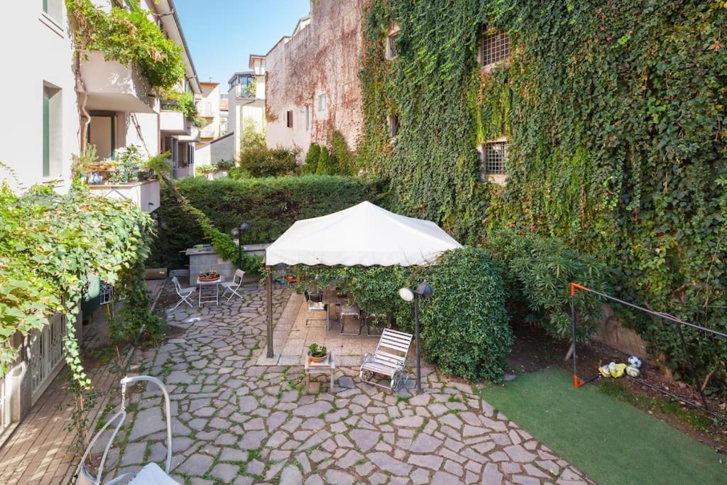 Elegant Triplex Townhouse With Luxe Terrace Mailand