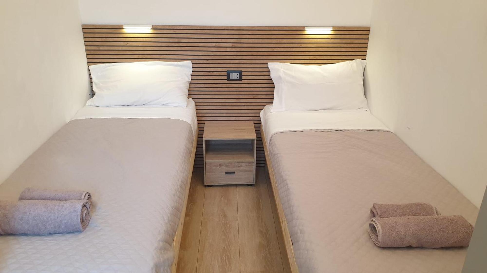 Your Lovely Home, Porta Venezia-1 Queen Bed, 3 Single Beds, 1 Sofa Bed- Apartamento *