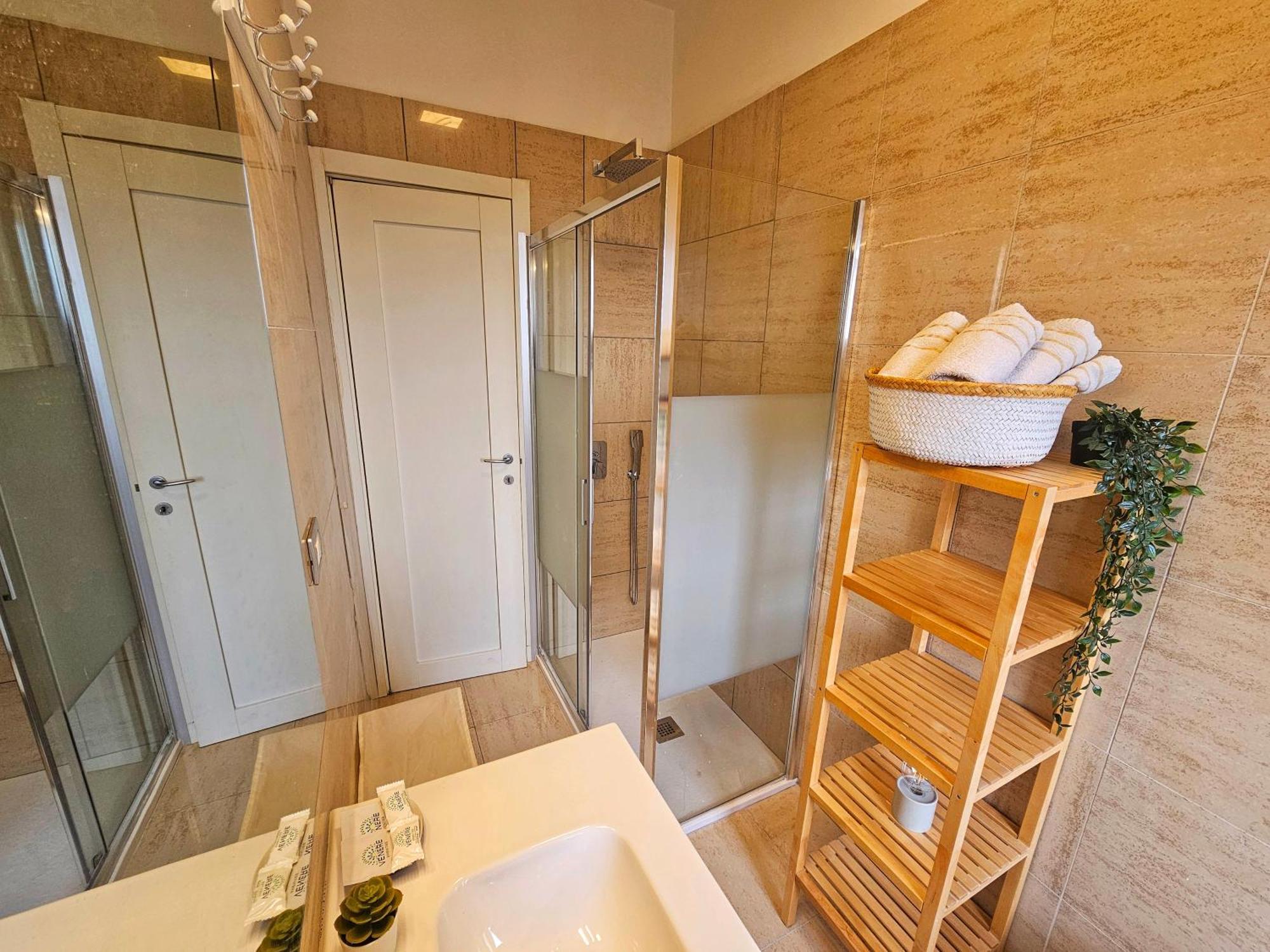 Sunny & Updated Flat With Panoramic View 50m From M4 Stop Apartment