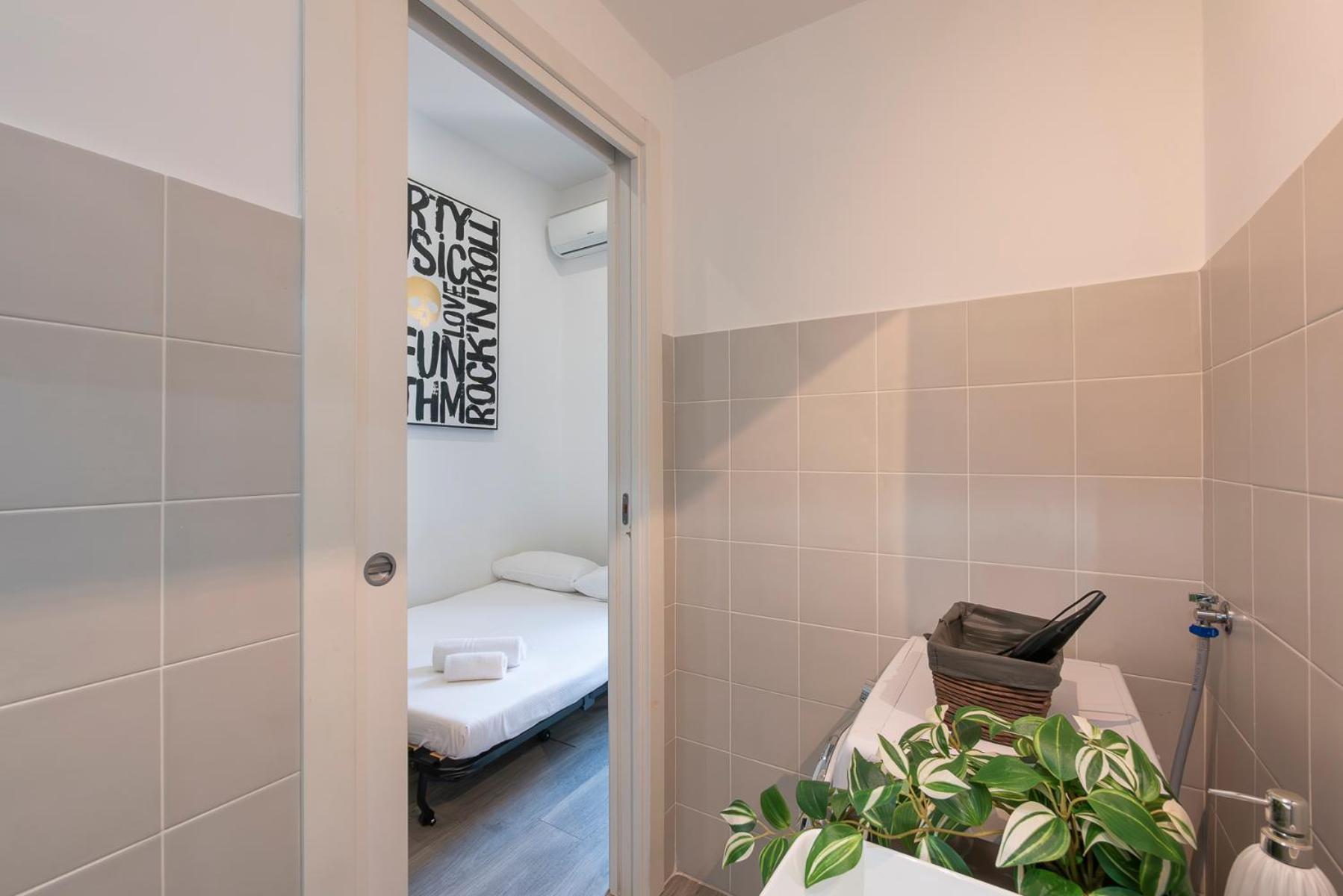Ihost - Lomellina 14a * Mailand