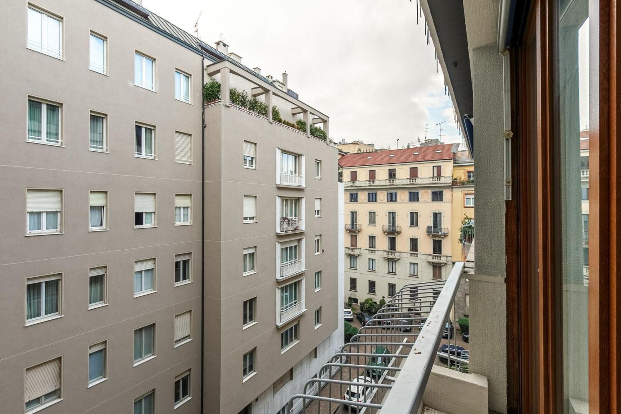 1br Uberto Visconti Di Modrone A With Balcony In Apartamento Milão