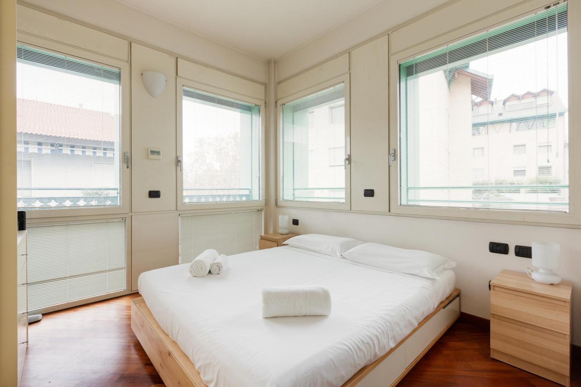 Bright & Comfy With Parking Milão