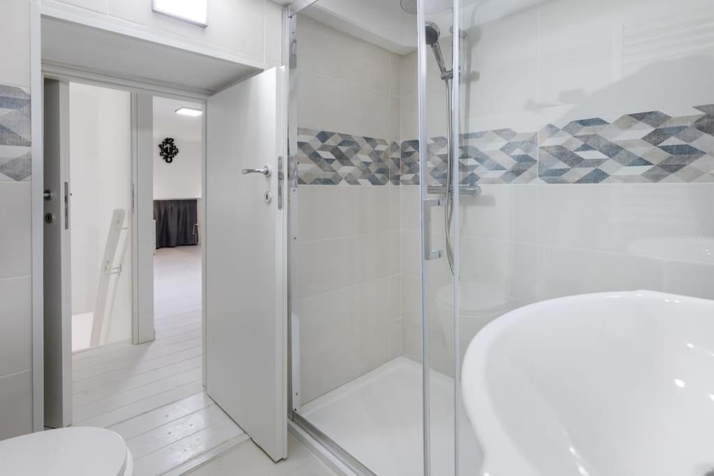 Three-suite With Free Netflix And Fast Wifi