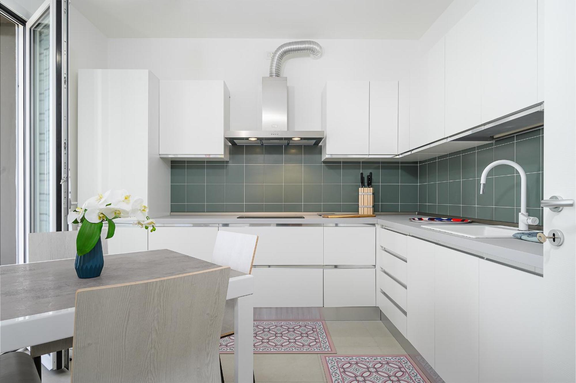 Milan's Sky: Luxury And Style On The Sixth Floor Apartment *