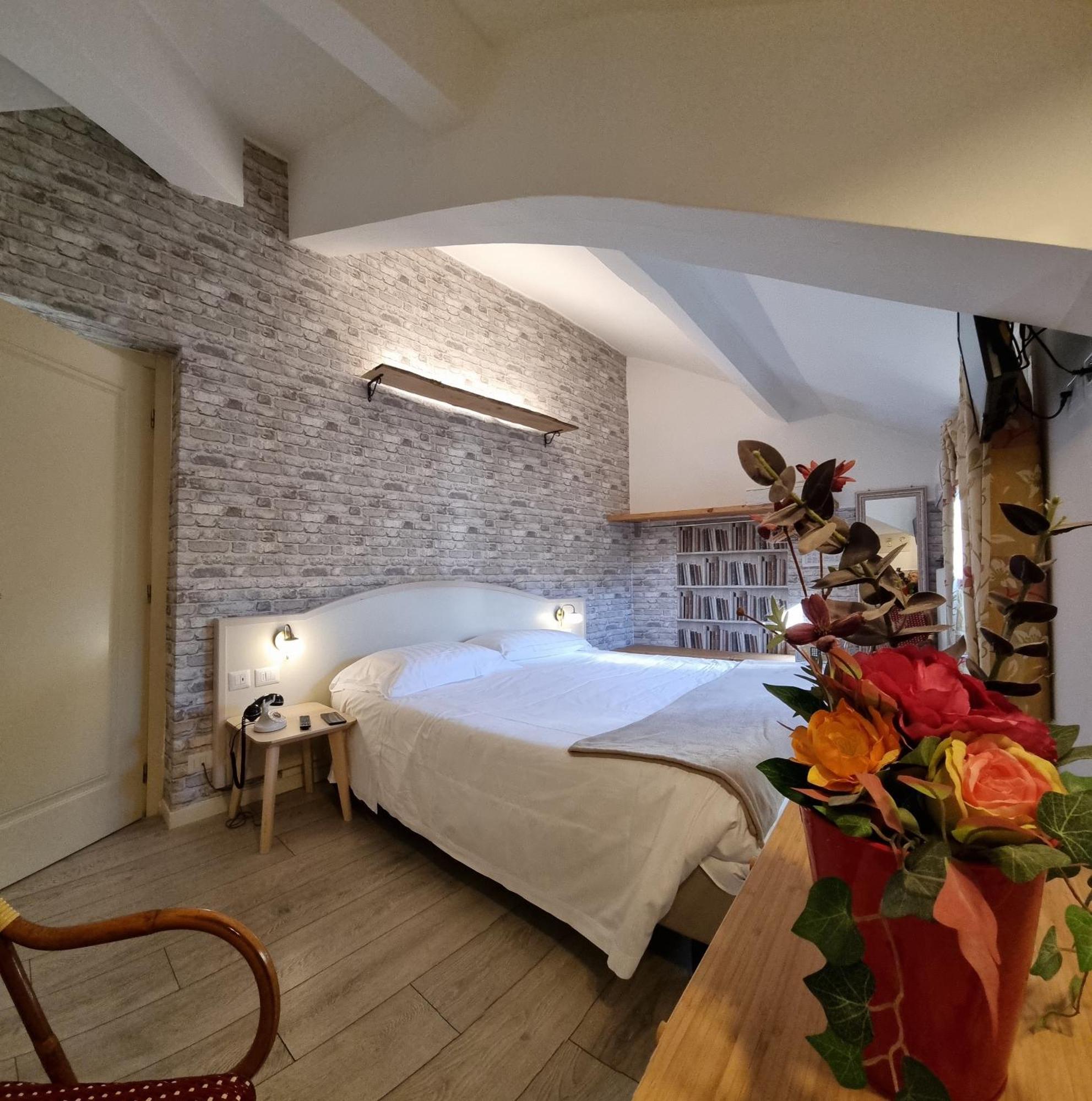 Hotel Charly 3*