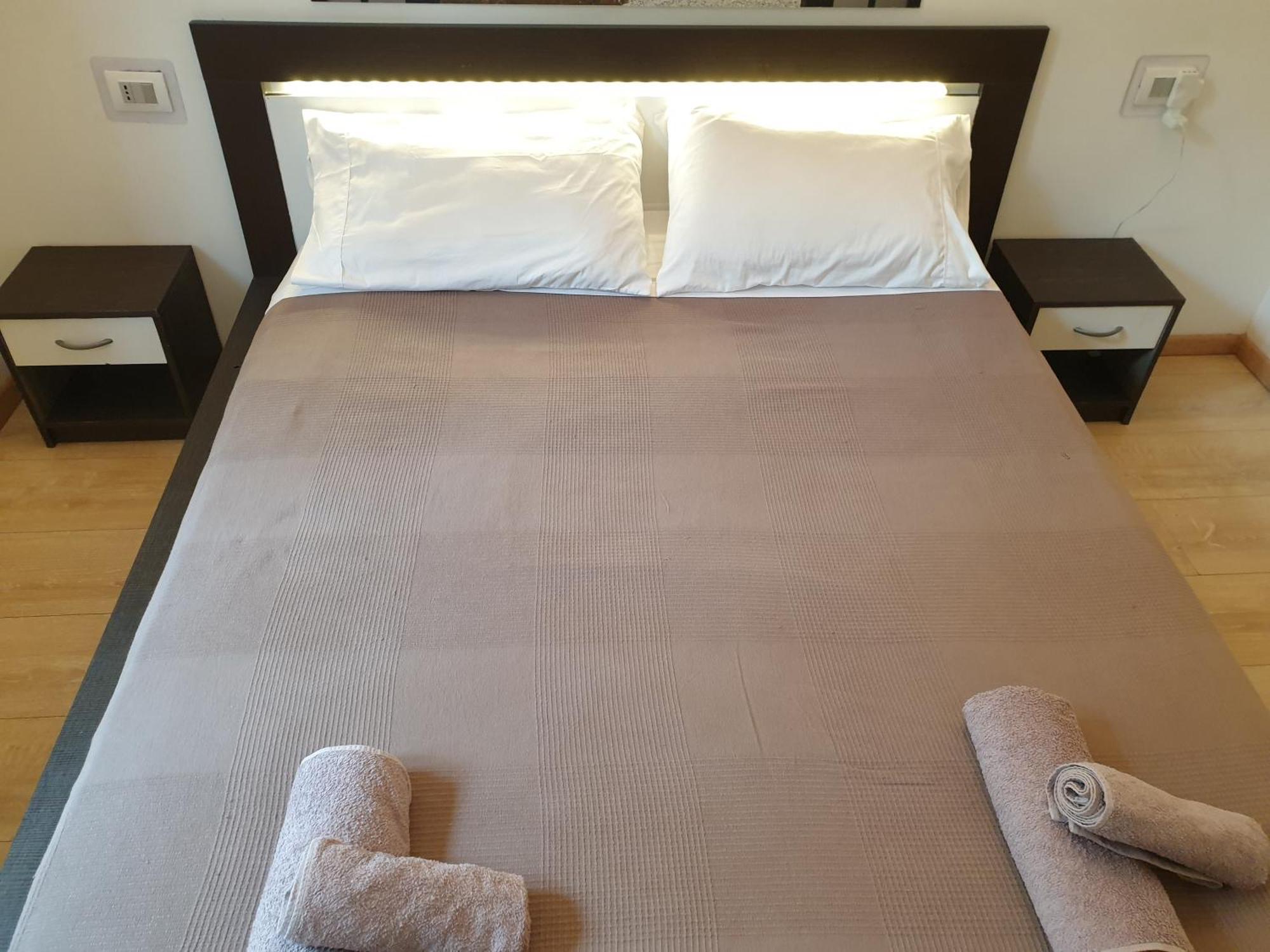 Your Lovely Home, Porta Venezia-1 Queen Bed, 3 Single Beds, 1 Sofa Bed- Apartamento Milão