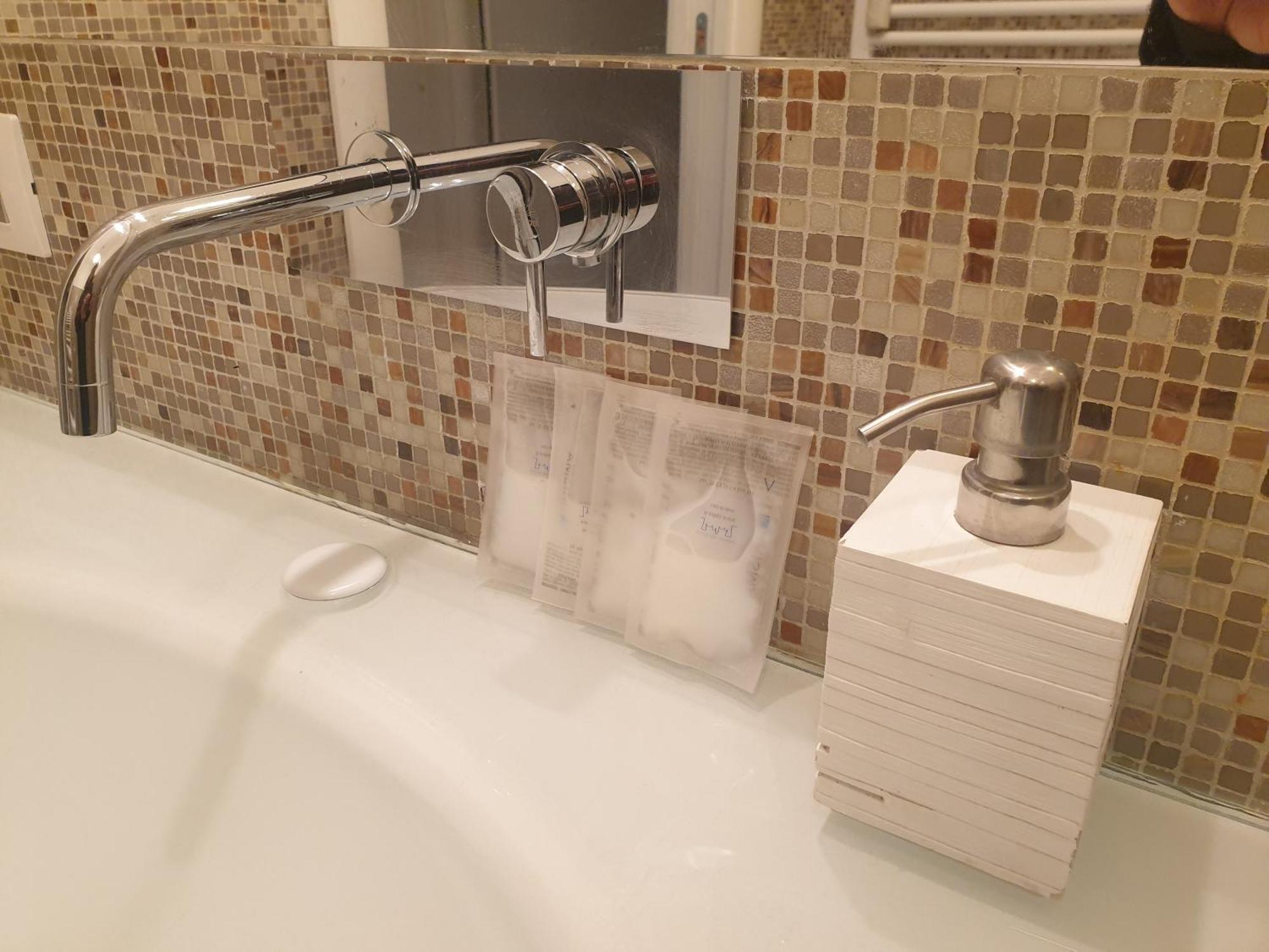 Apartment Your Lovely Home, Porta Venezia-1 Queen Bed, 3 Single Beds, 1 Sofa Bed-