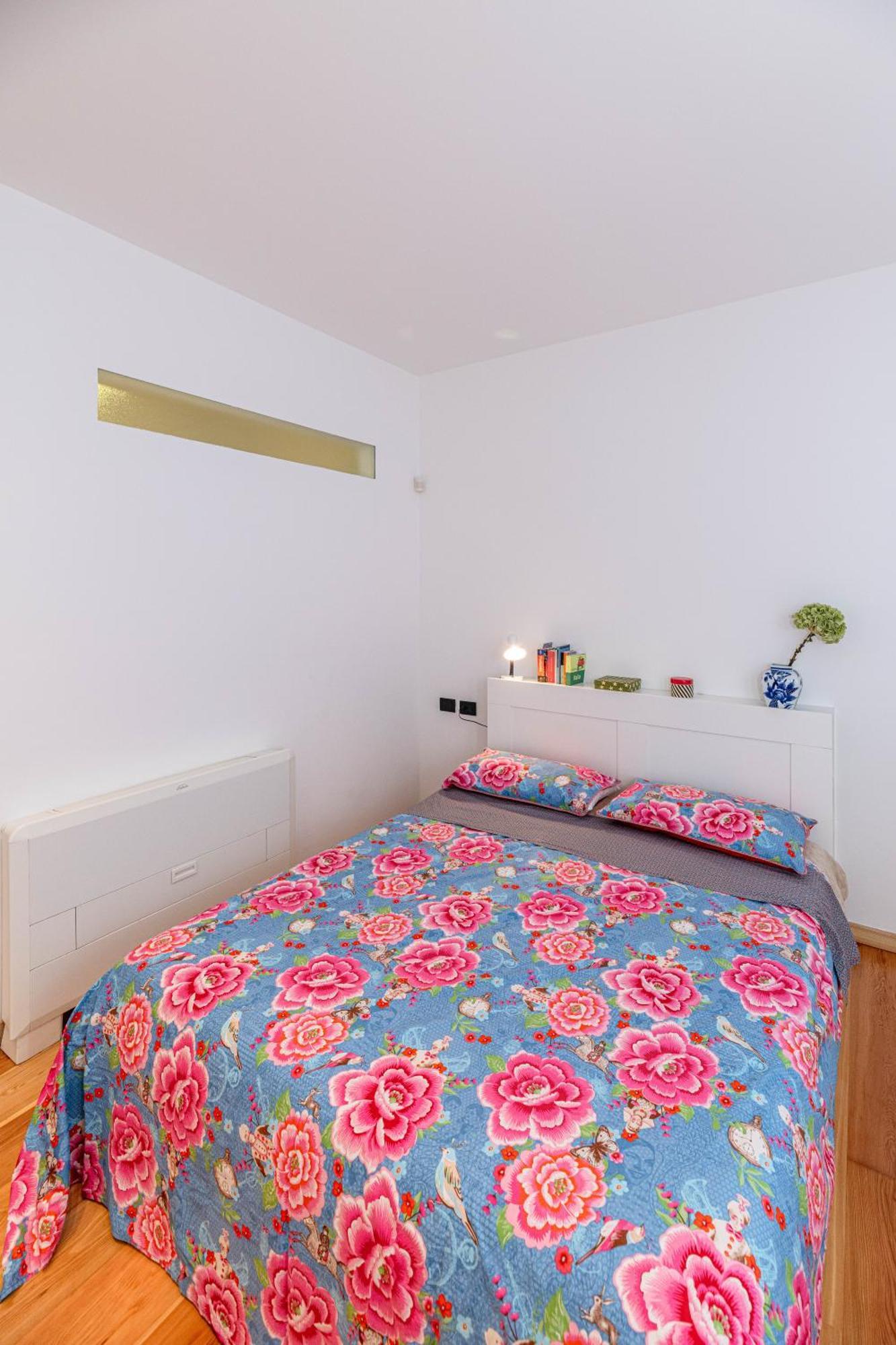 Apartment Quiet House In A Lively Area! *