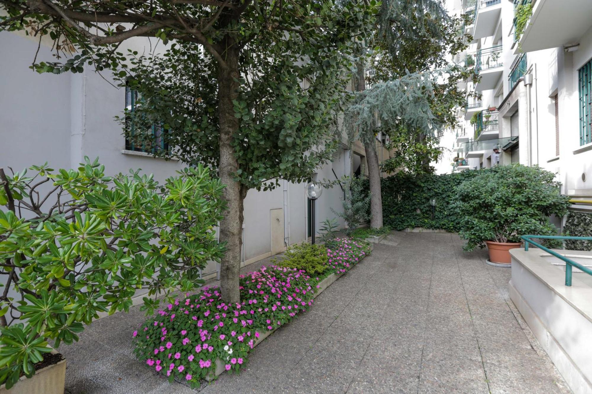 Corso Como-bosco Verticale Con Balcone Milan
