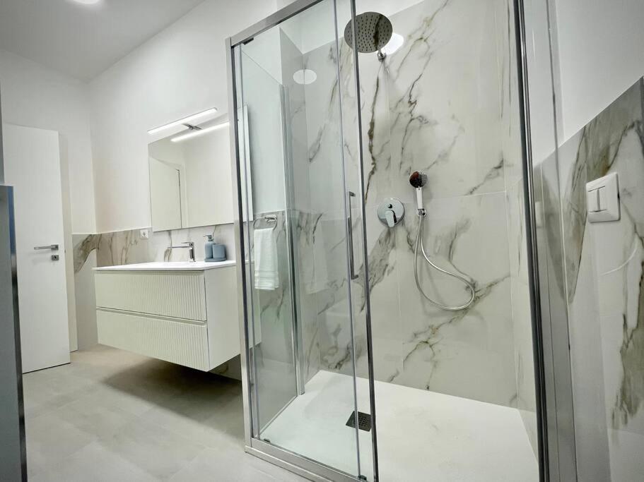Luxury 1 Bedroom Apartment, Close To San Siro, Fiera And 10 Min Metro To Duomo Apartamento *