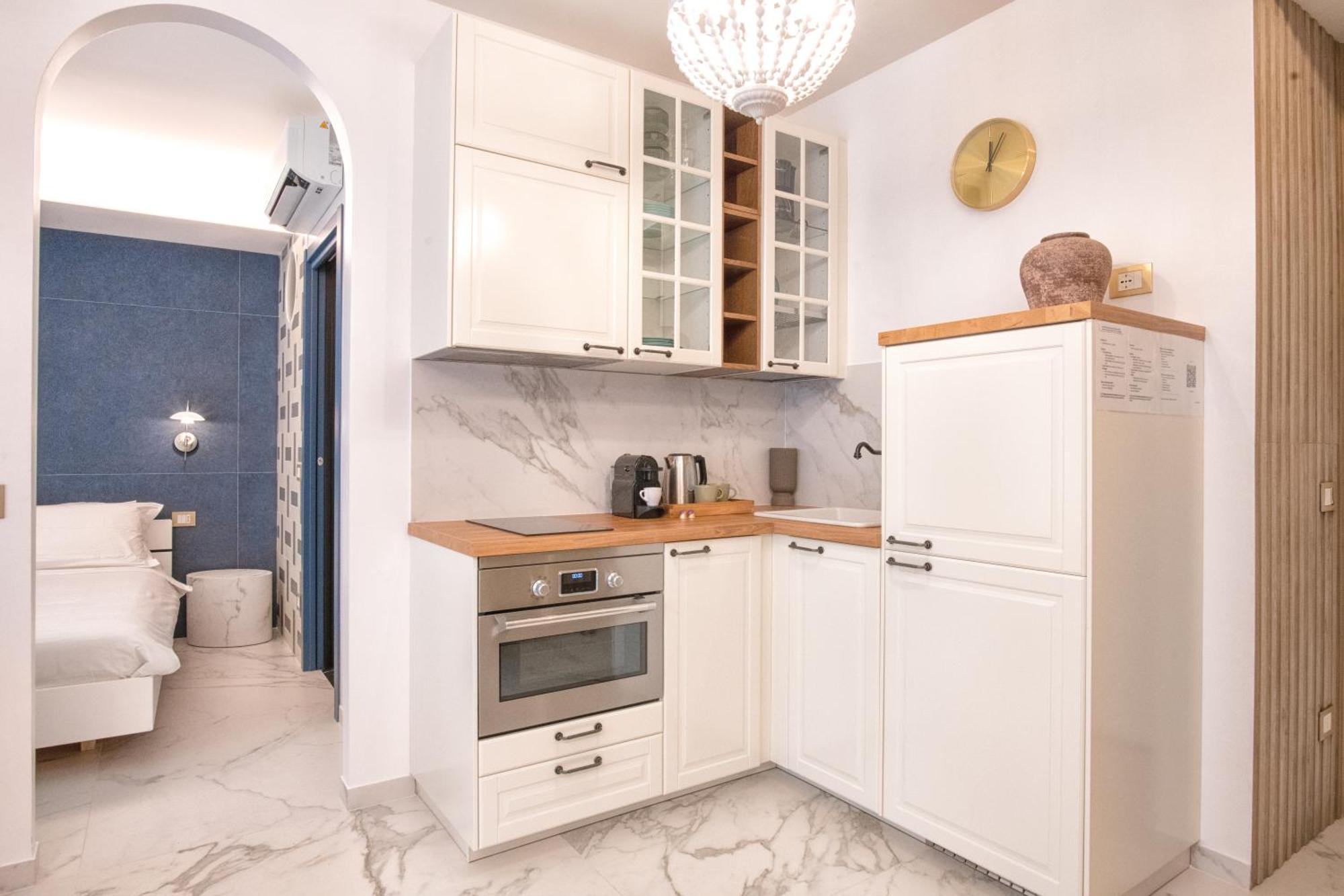 Ms Marple Luxury Station Apartment *