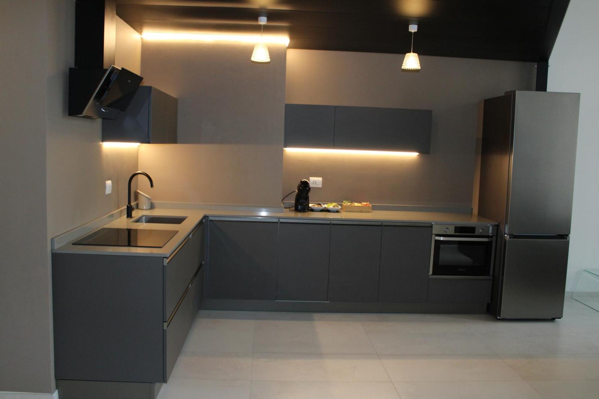 Apartment Space Loft - Close To M5 Subway - Free Parking - Sky & Netflix Tv Milan