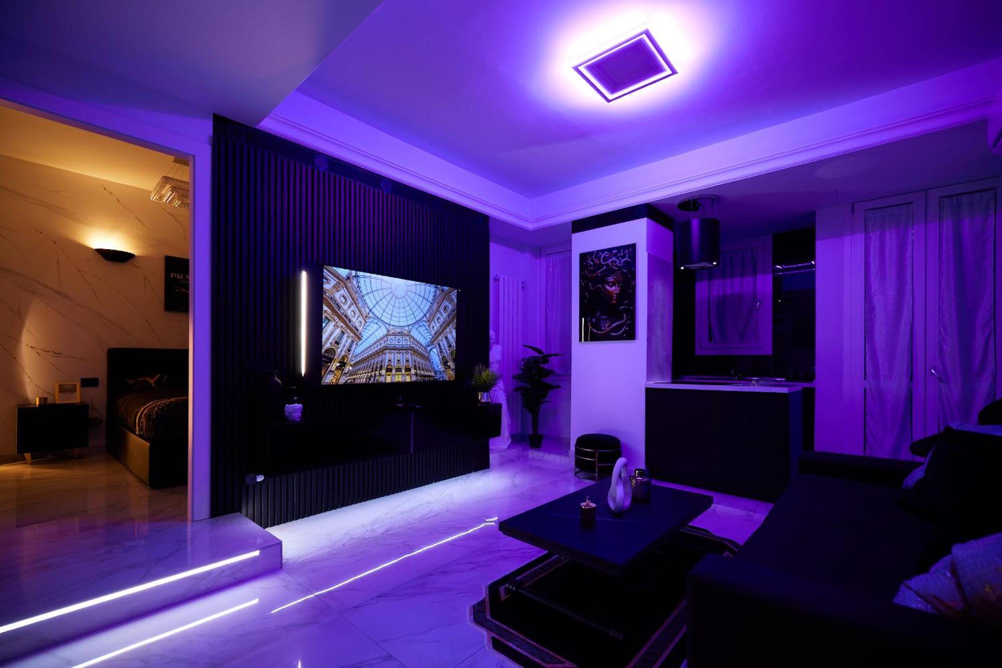 Italian Fashion - Luxurious Marble City Center Apartment *