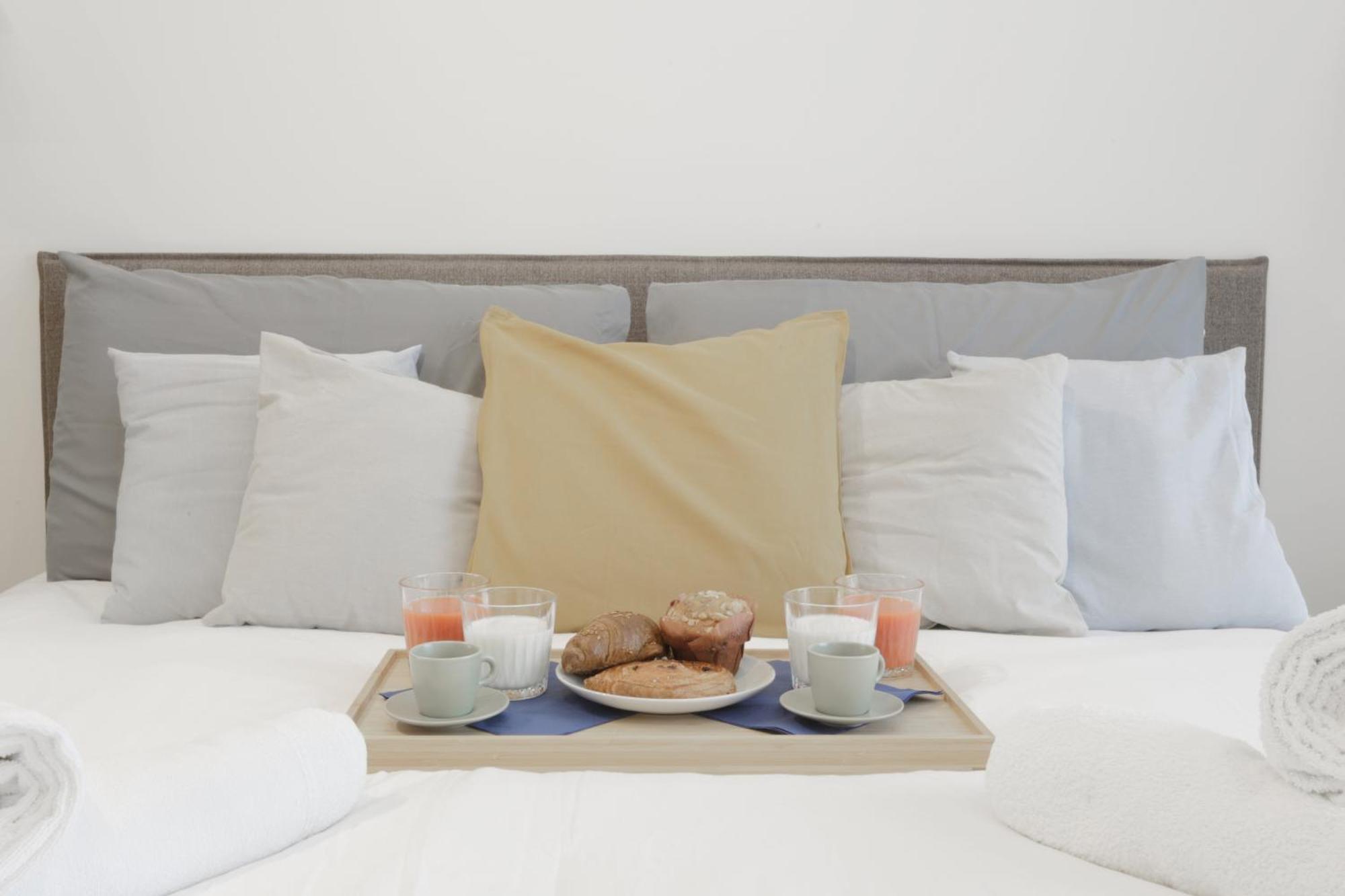 New Modern Flat 10 Minutes Walk From Station * Milão