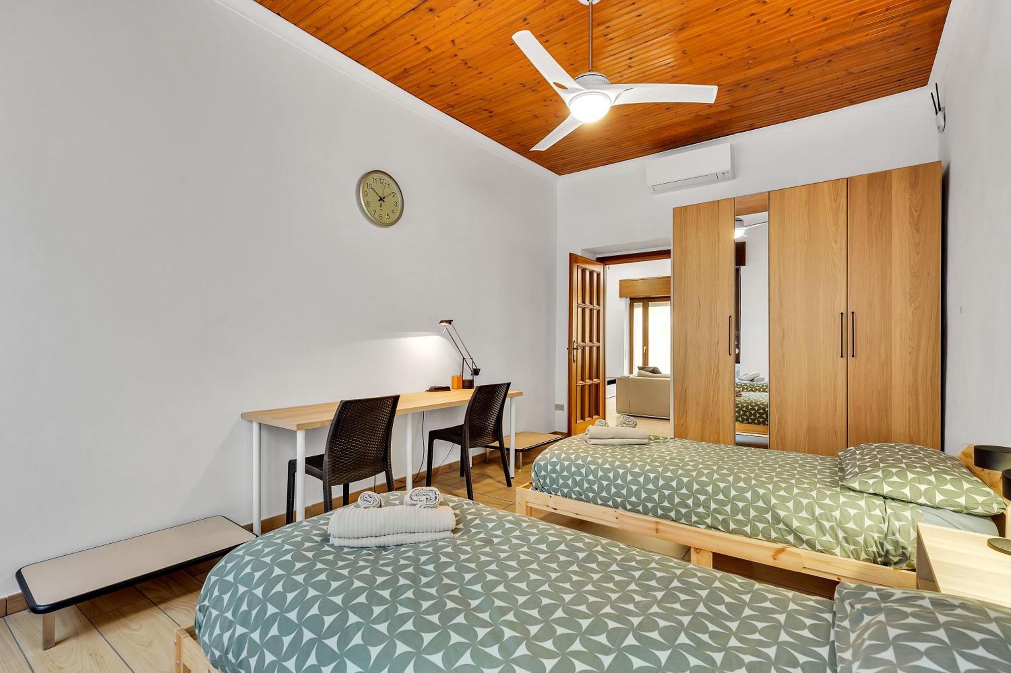Charming & Bright In The Heart Of - Balcony Apartment