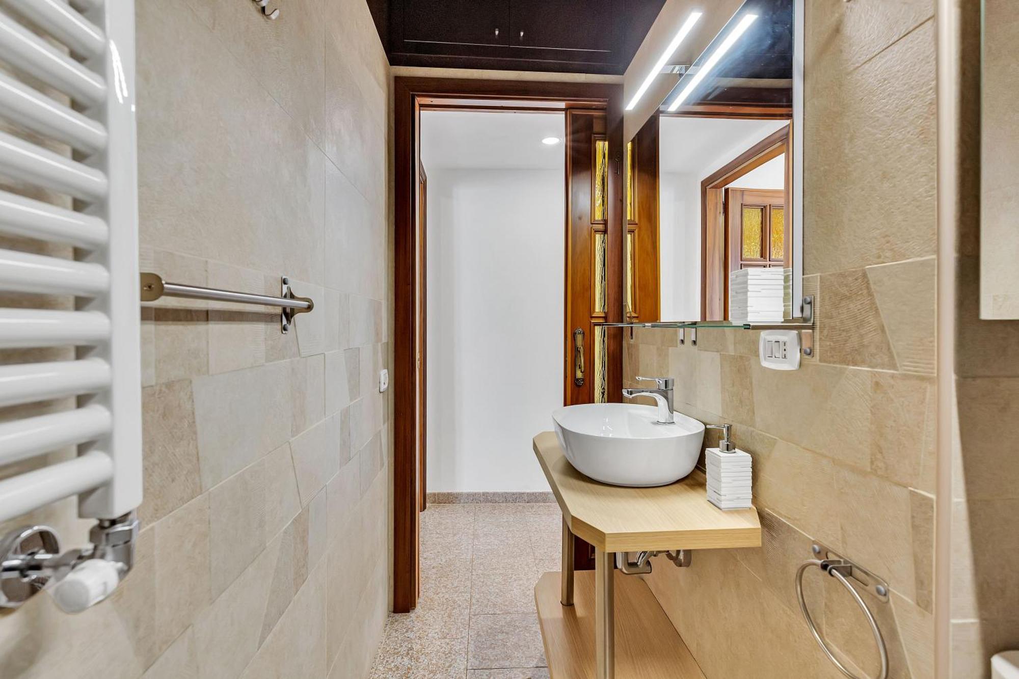 Charming & Bright In The Heart Of - Balcony Apartment