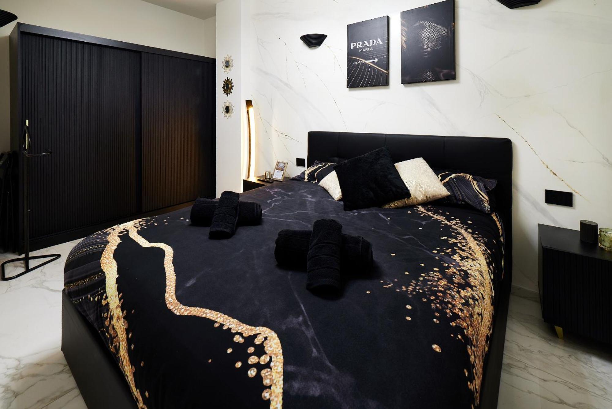 Italian Fashion - Luxurious Marble City Center Apartment *