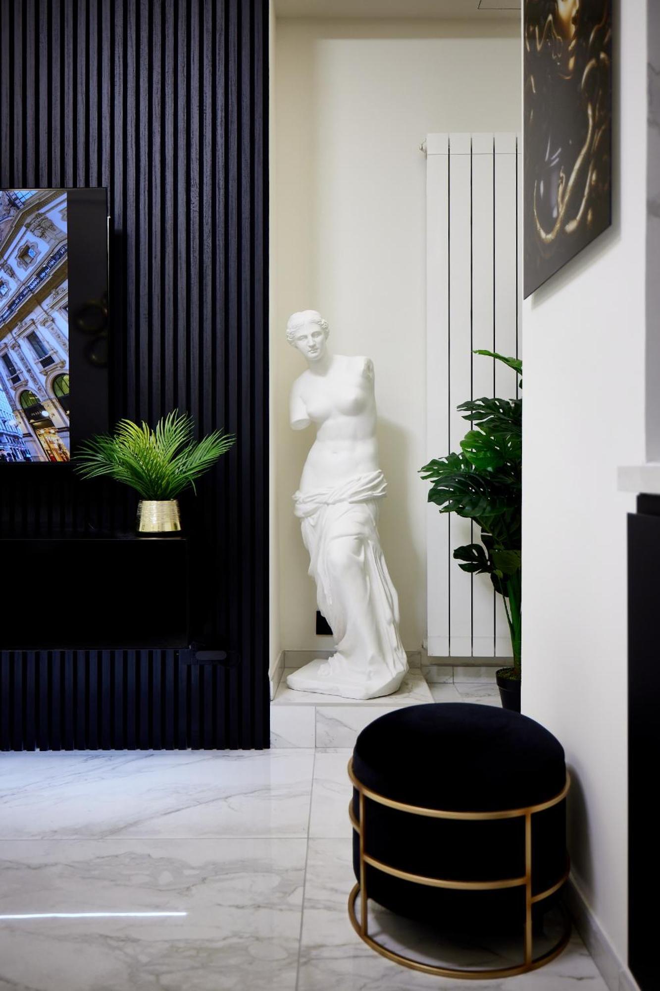 Apartment Italian Fashion - Luxurious Marble City Center