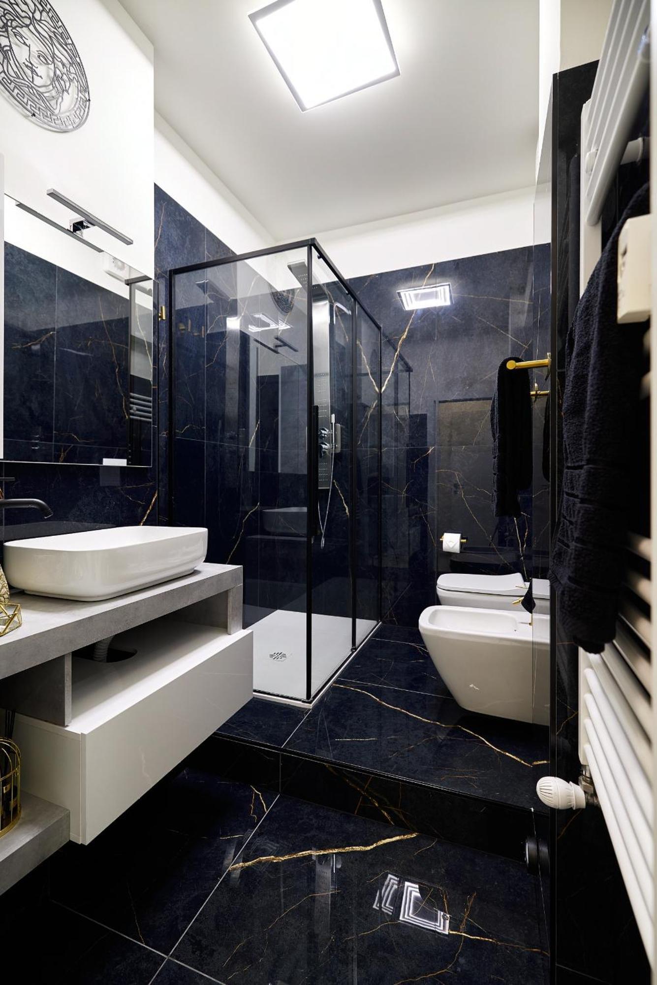 Italian Fashion - Luxurious Marble City Center Mailand
