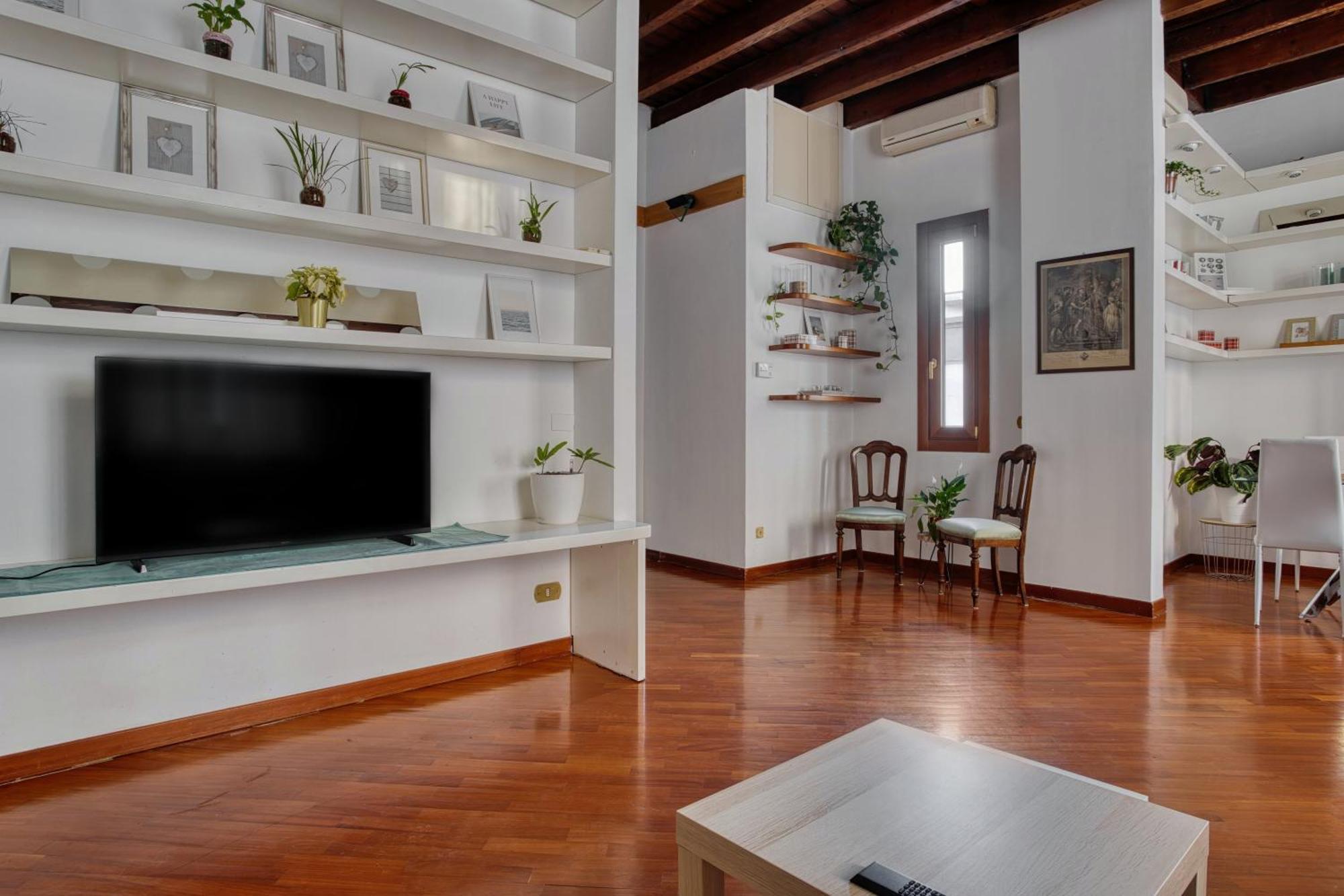 Joivy Spacious Flat, Excellent Centre Access Apartment Mailand