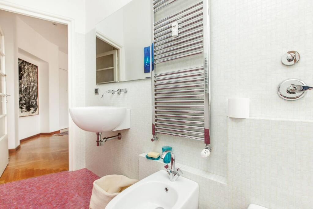 Bright House Center On Subway Lines 1,2 &3 Apartment