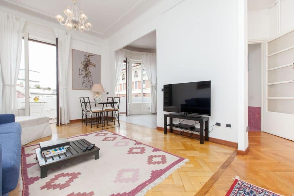 Bright House Center On Subway Lines 1,2 &3 Apartment *