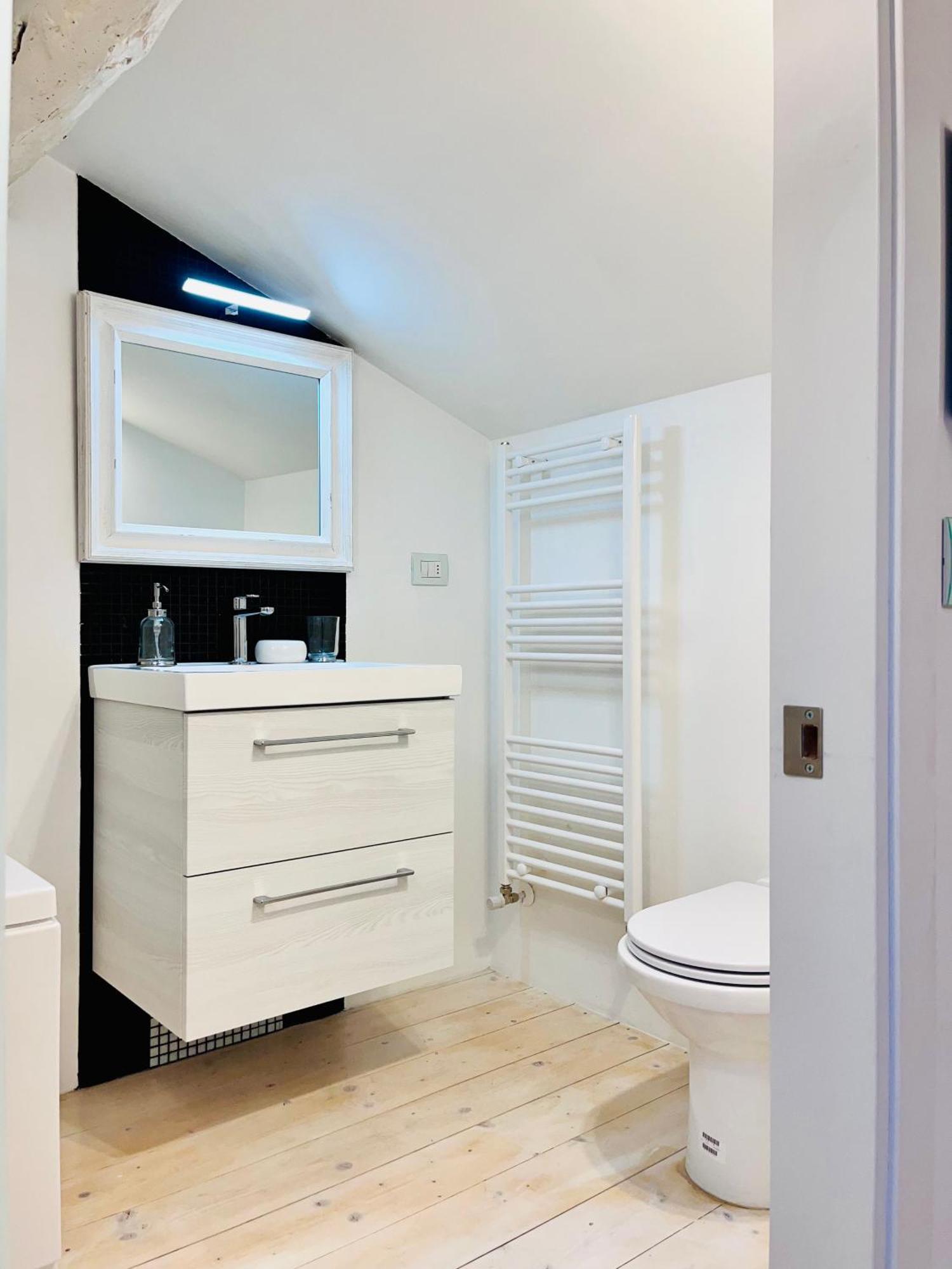 Riverside Loft Navigli - Spacious Two-bedroom Apartamento *