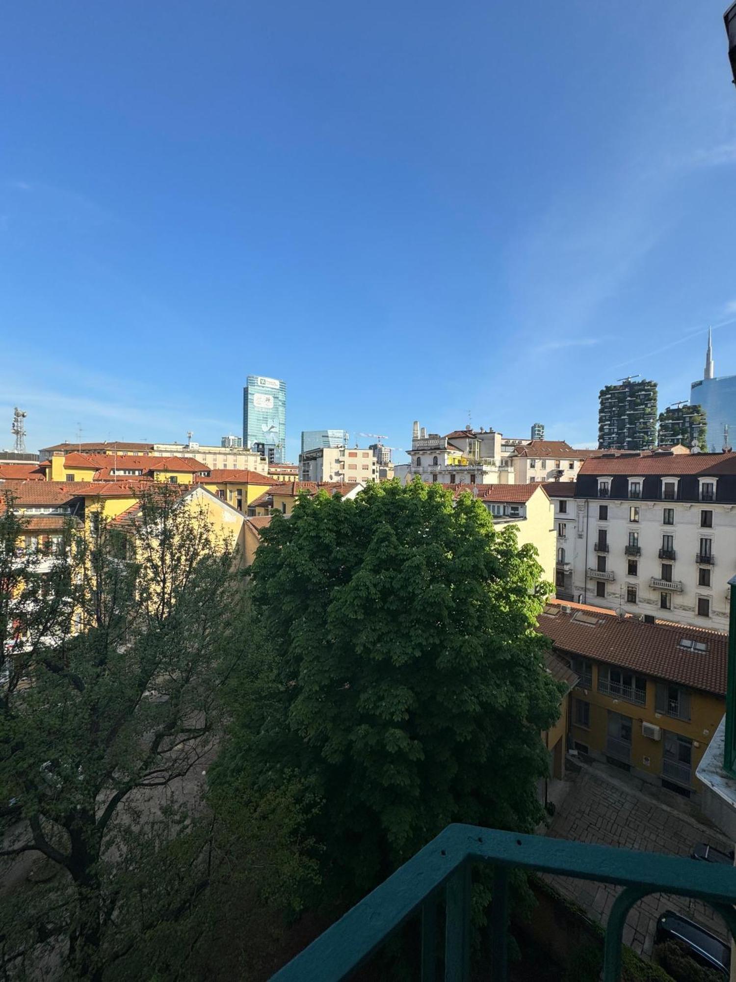 New With Balcony, Isola Bosco Verticale