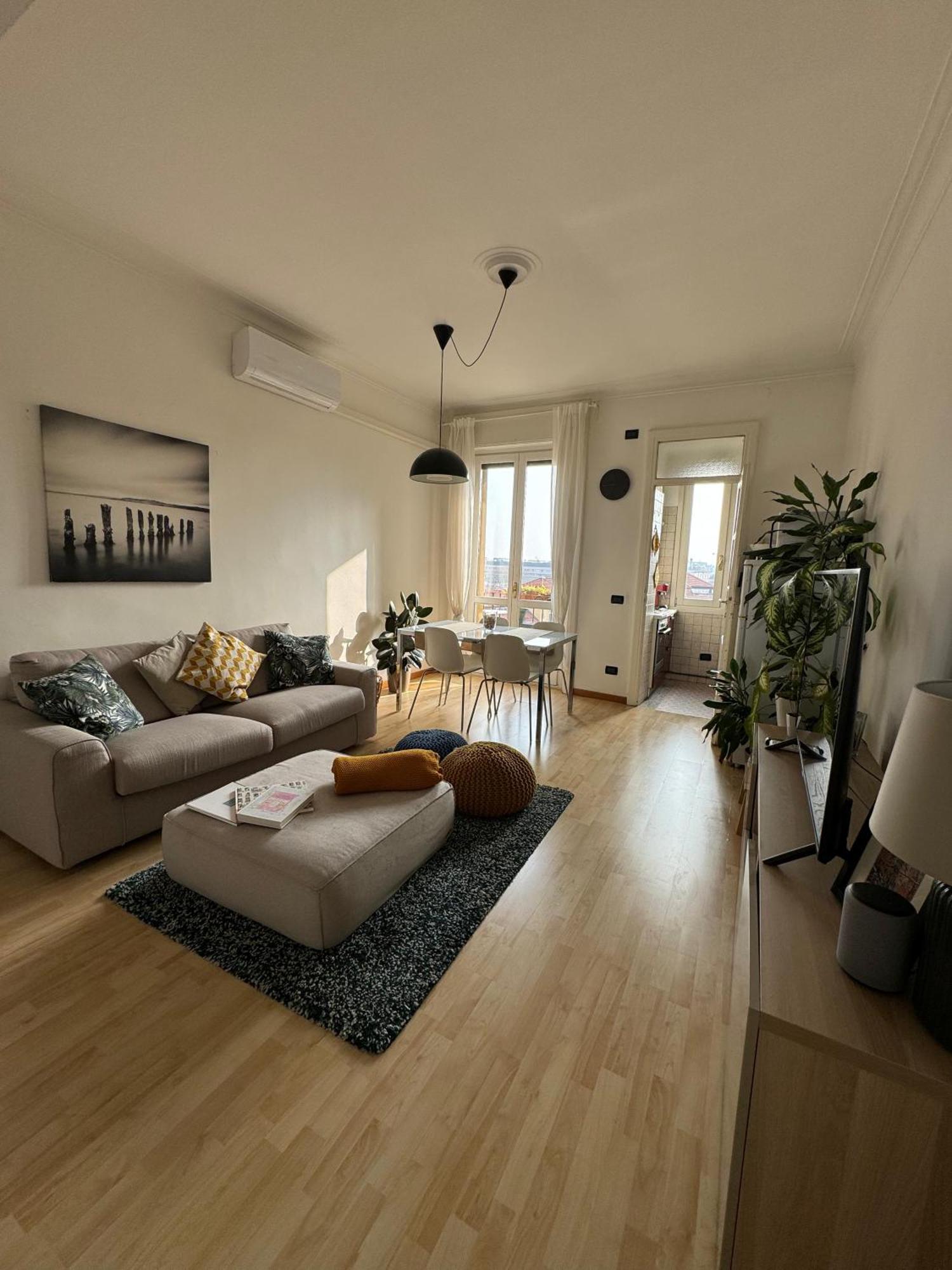 Apartamento Trilocale Con Due Balconi A Isola Porta Nuova
