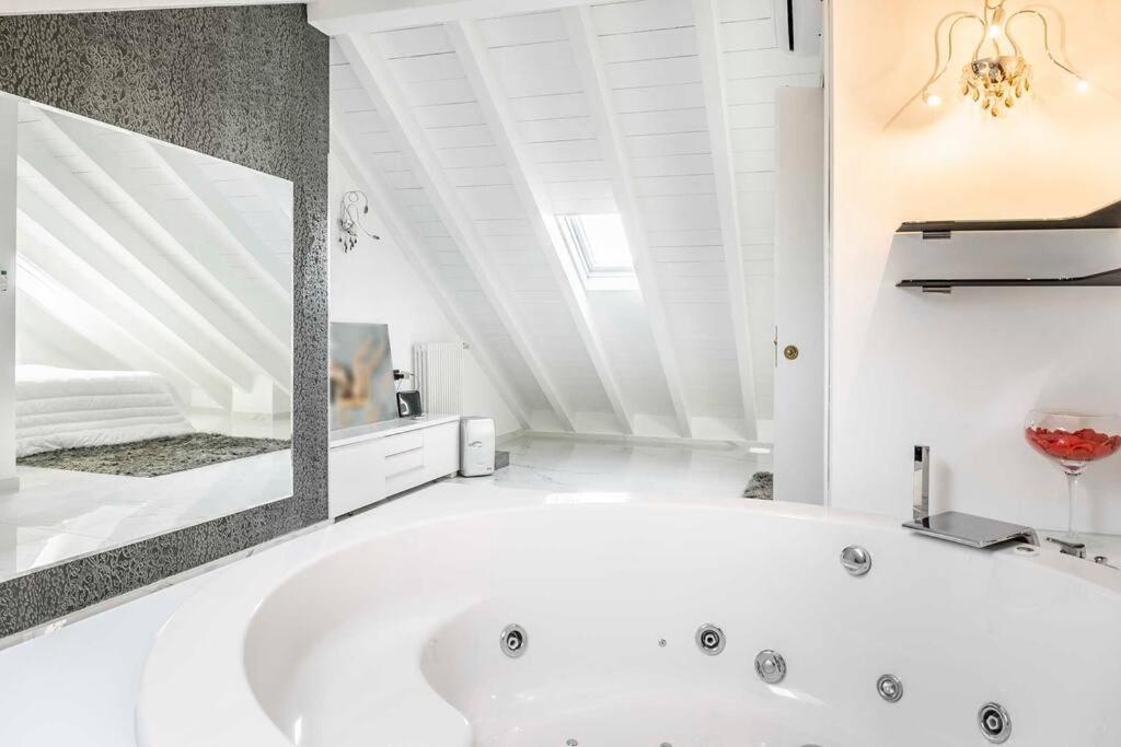 Apartment Jacuzzi Duomo - Free Parcking Ac Wi-fi Mailand