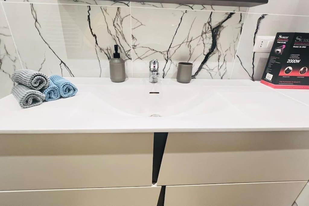 New And Elegant On The Navigli Netflix E Apartment Mailand