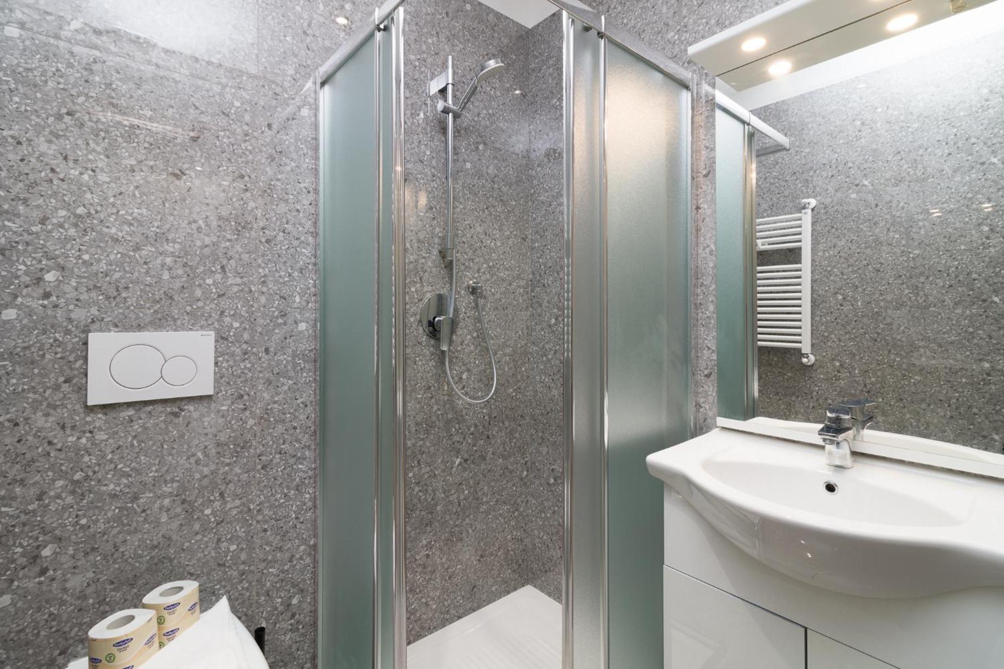 Nuovissimo Attico 17esimo Piano, 10 Posti Letto Apartment Mailand
