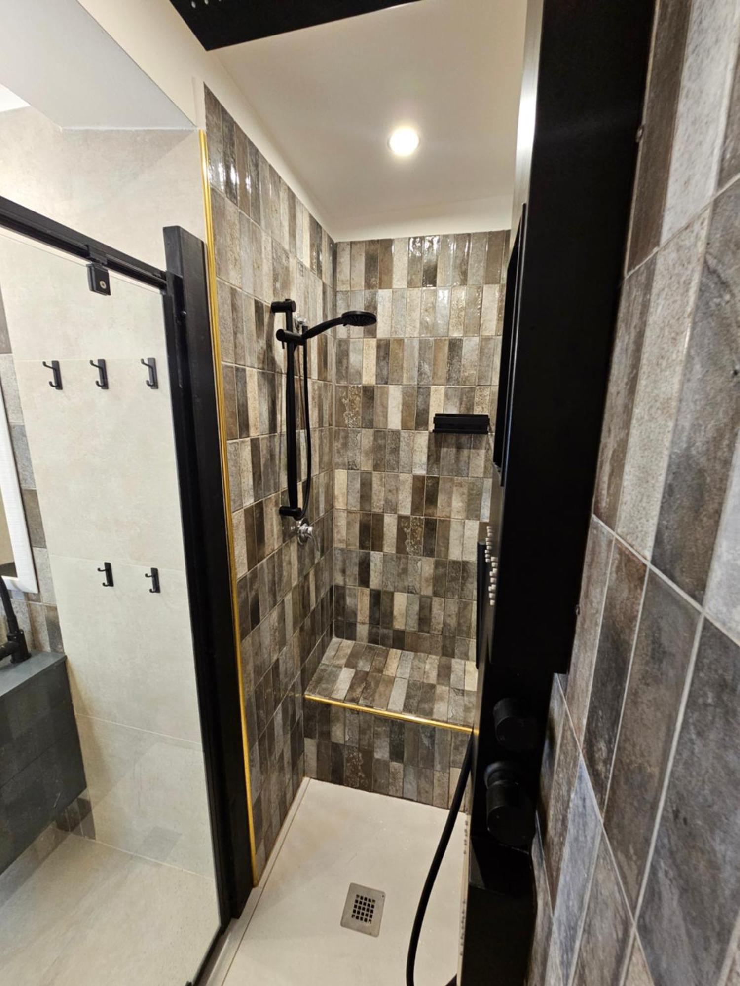 Exclusive Top Floor 2-bedroom Flat *