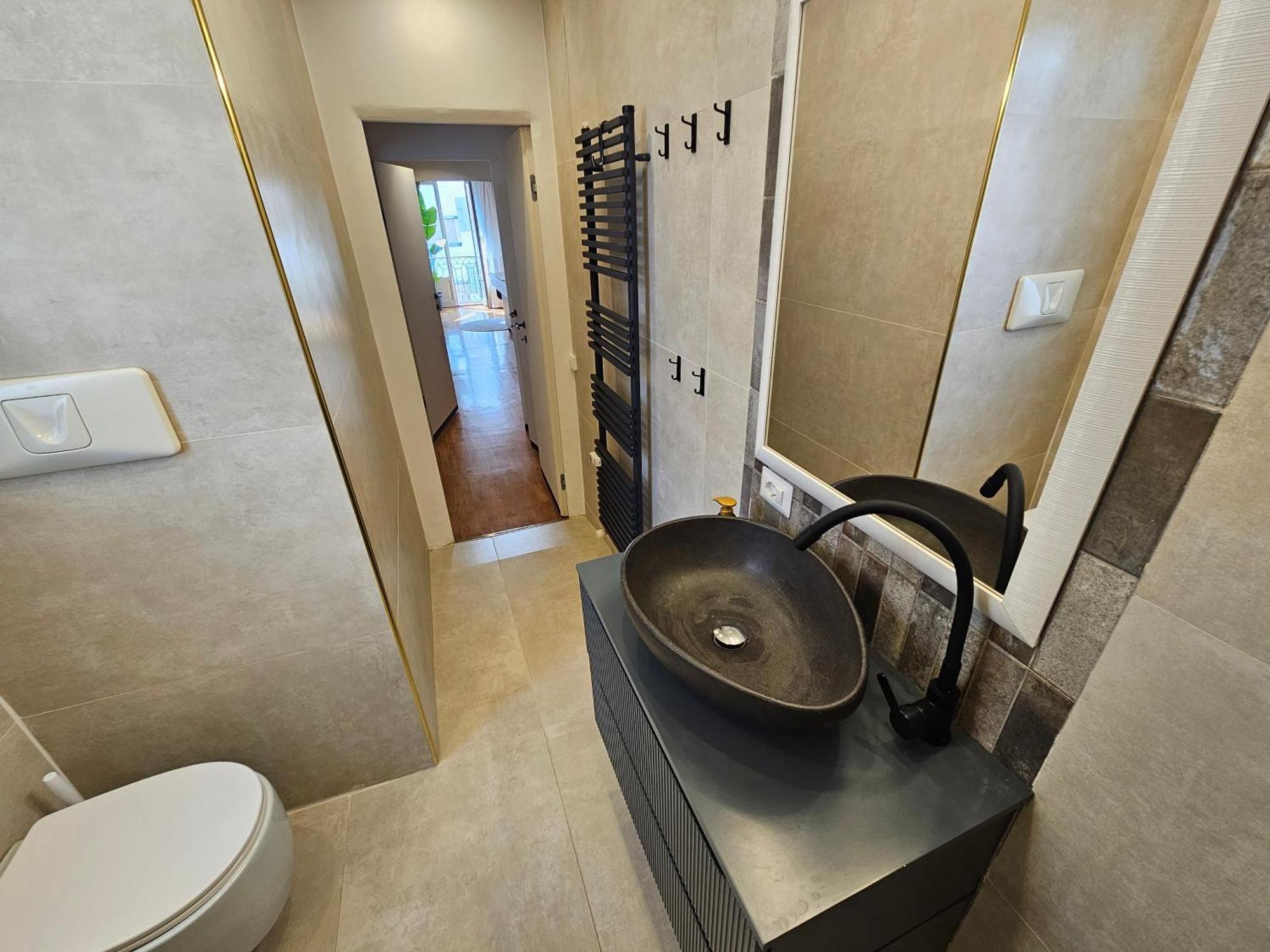 Exclusive Top Floor 2-bedroom Flat *