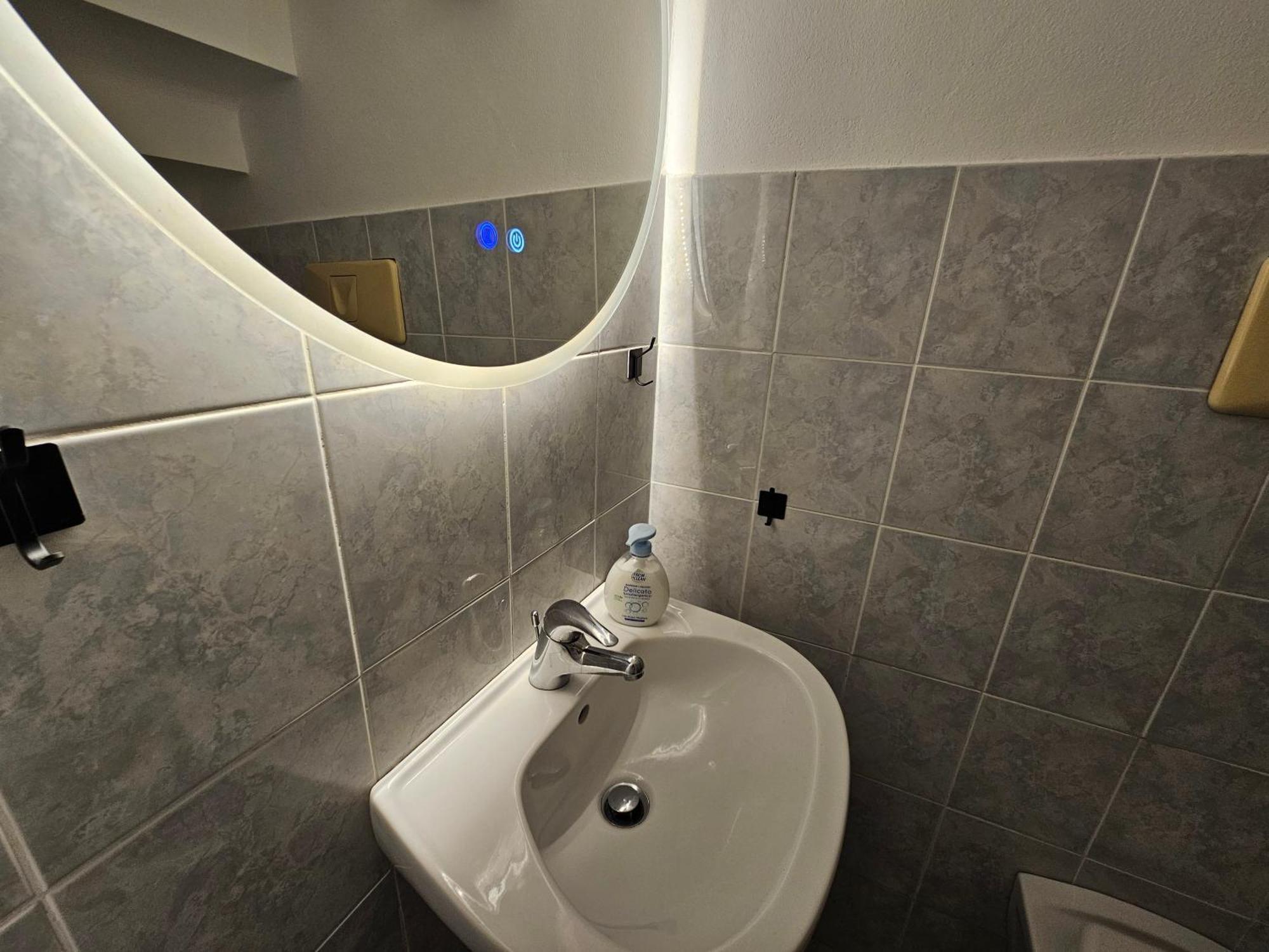 Exclusive Top Floor 2-bedroom Flat Apartment